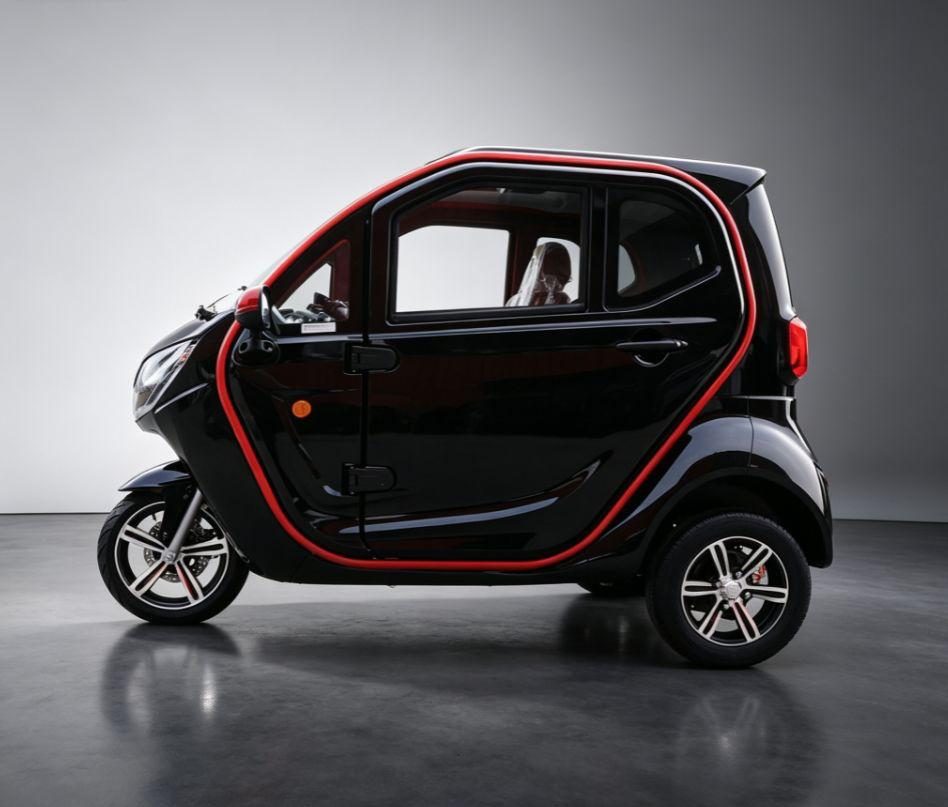 MICROAUTO EV1 w kolorze czarnym, widok z boku