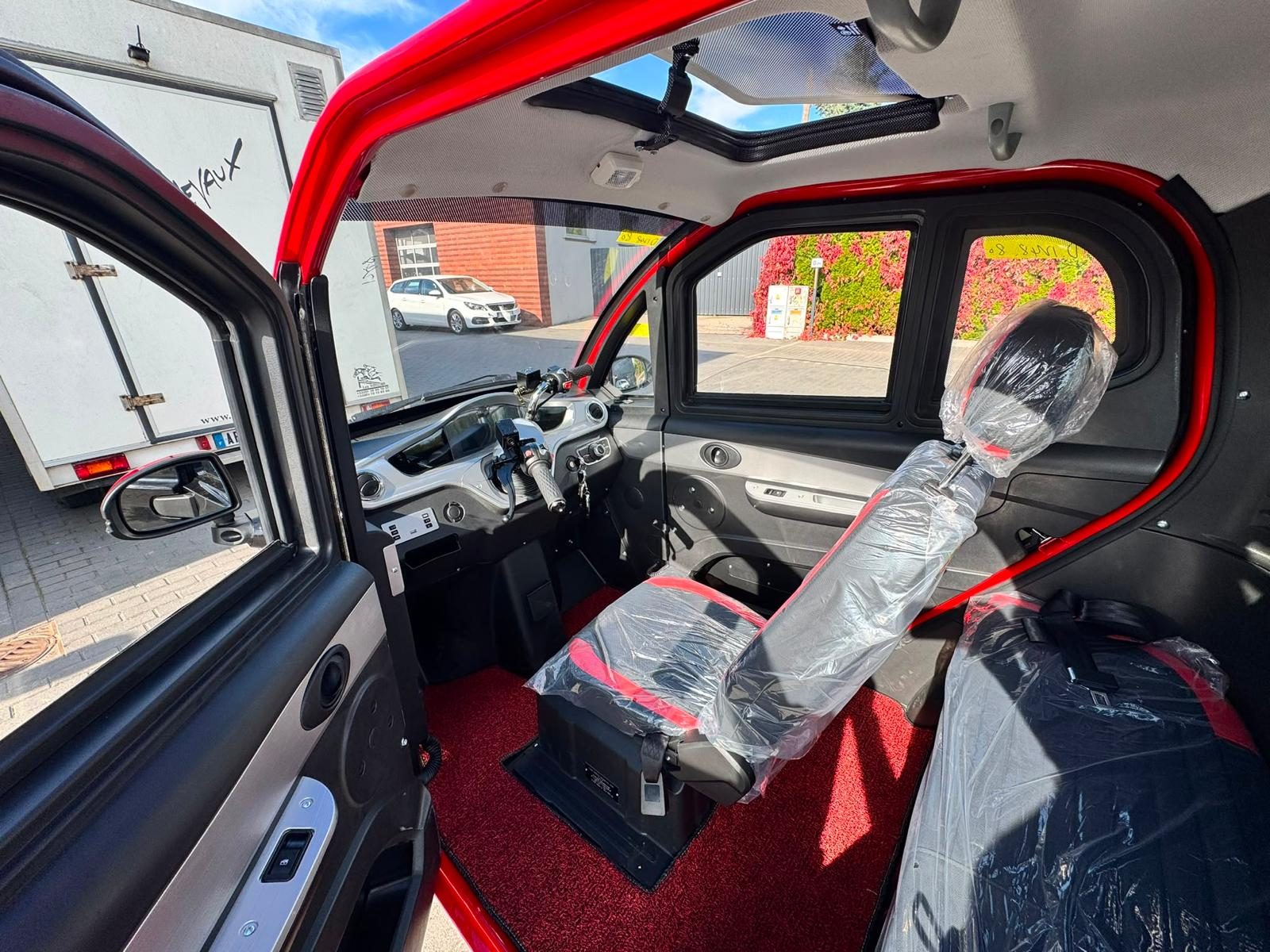 Wnętrze MICROAUTO EV1 z szyberdachem