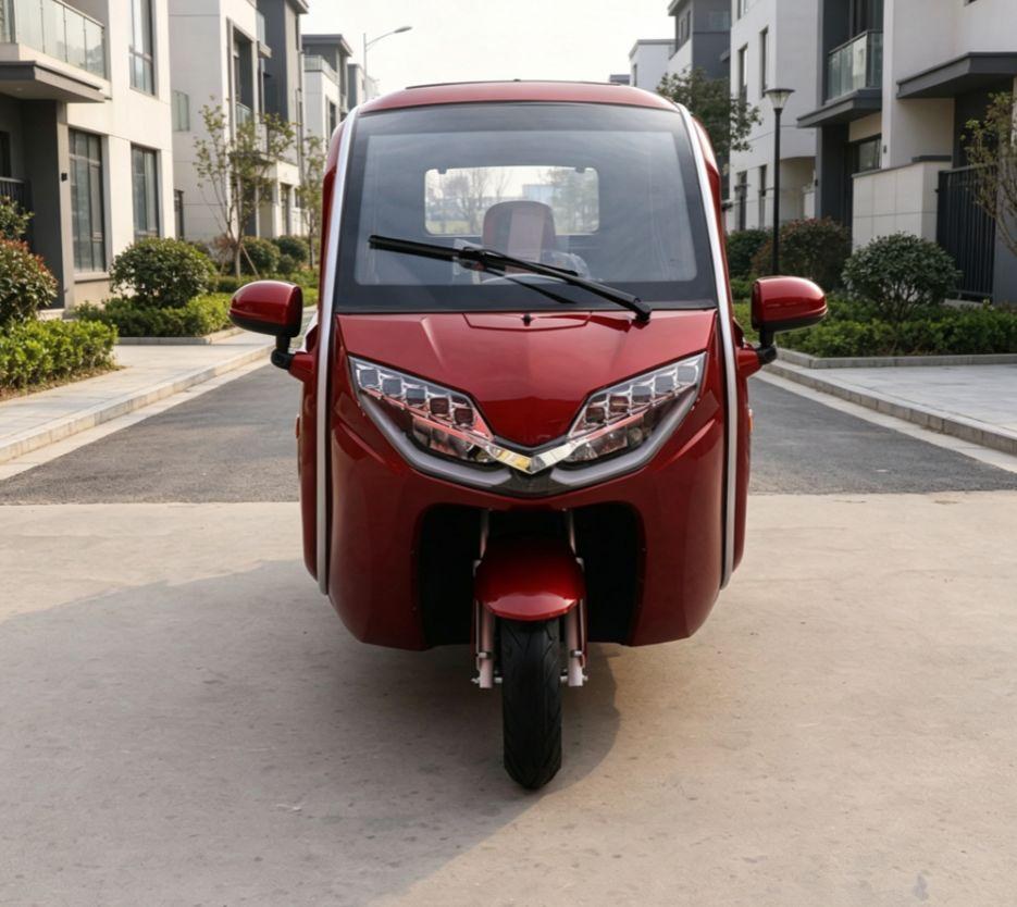 MICROAUTO EV1 w kolorze czerwonym, widok z przodu
