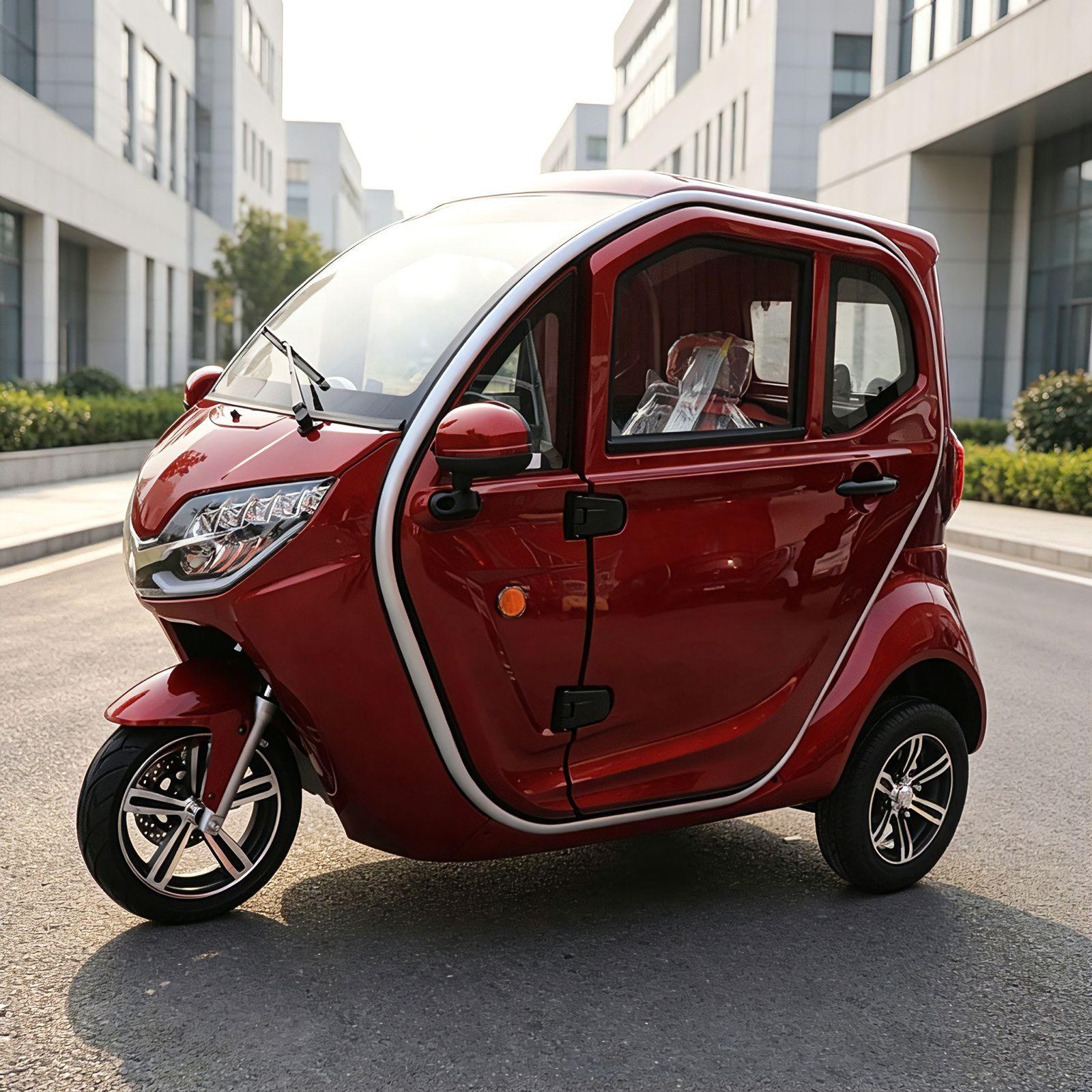 MICROAUTO EV1 w kolorze czerwonym, widok z przodu pod kątem z lewej
