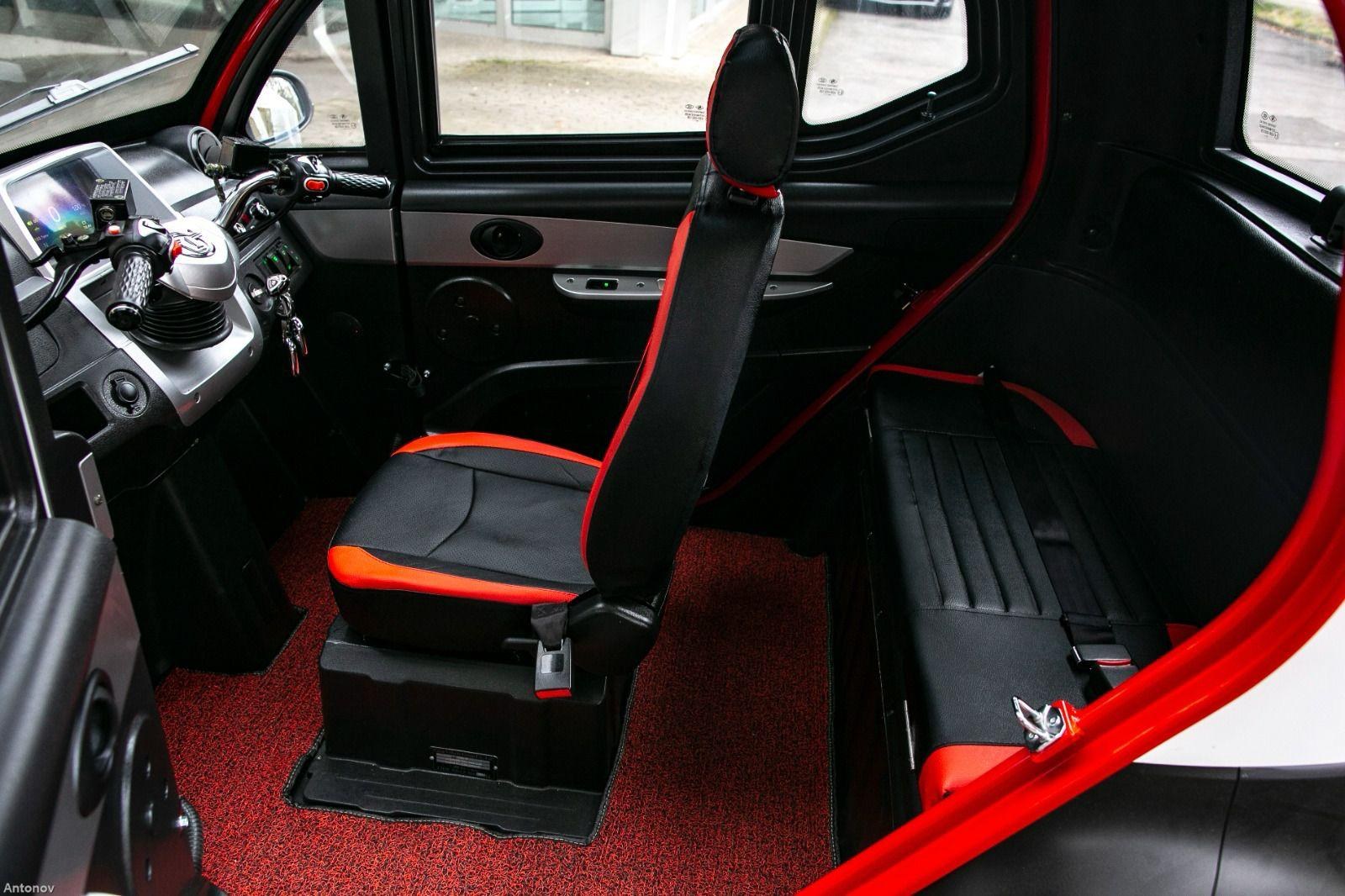 MICROAUTO EV1 w kolorze czerwonym, wnętrze, siedzenia
