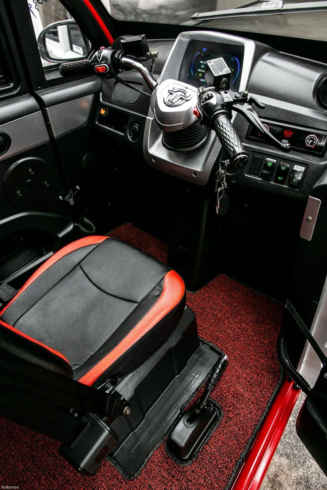 MICROAUTO EV1 w kolorze czerwonym, kokpit i fotel kierowcy