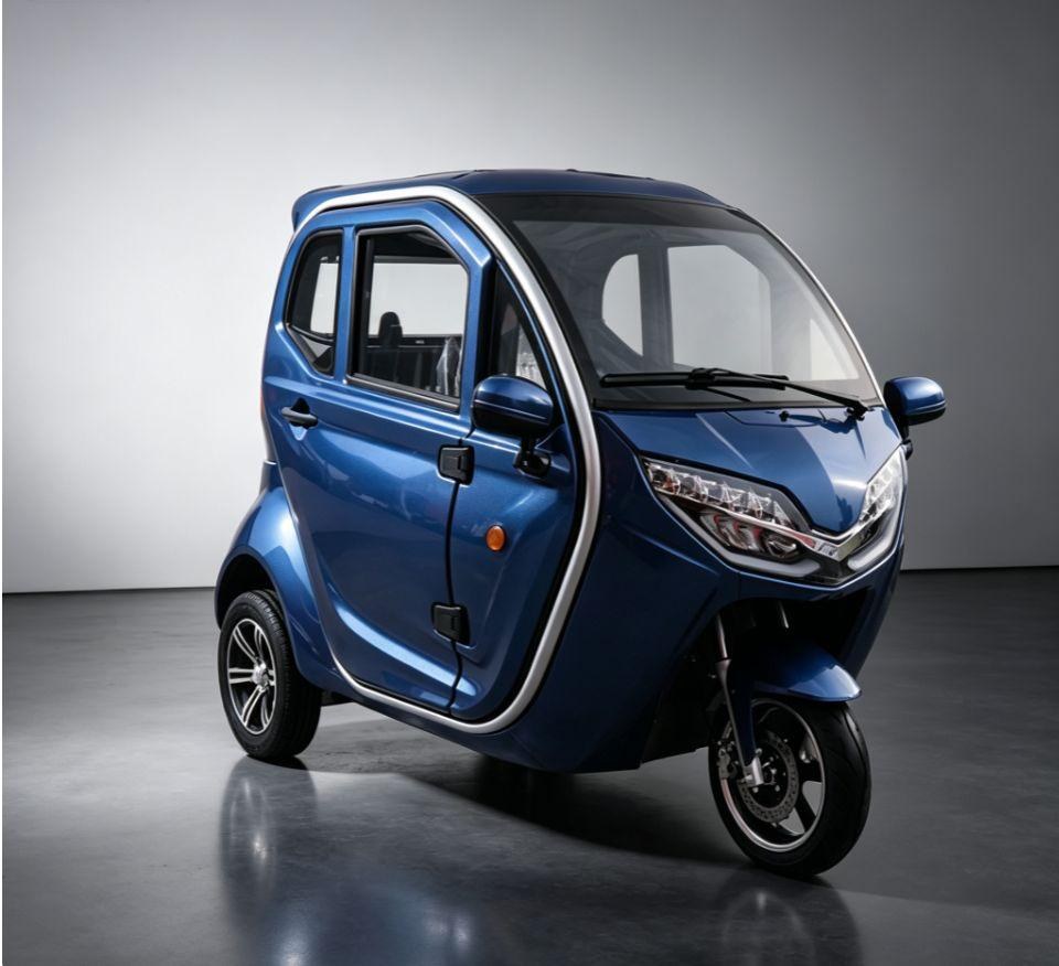 MICROAUTO EV1 w kolorze niebieskim, widok z przodu z boku