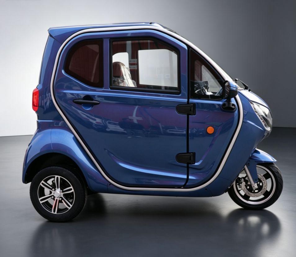 MICROAUTO EV1 w kolorze niebieskim, widok z boku