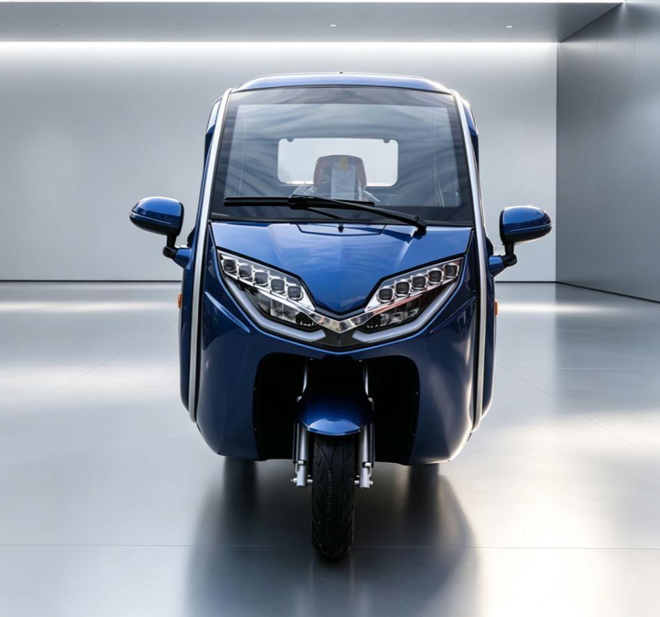 MICROAUTO EV1 w kolorze niebieskim, widok z przodu