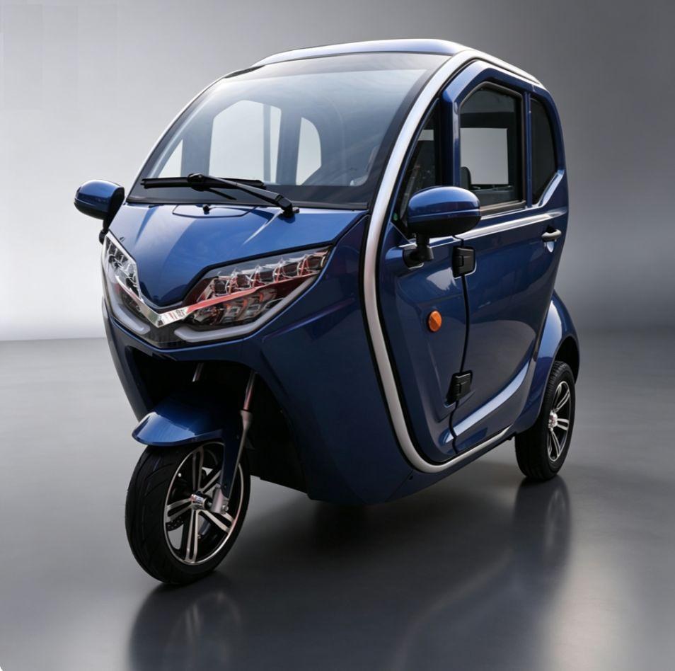 MICROAUTO EV1 w kolorze niebieskim, widok z przodu pod kątem