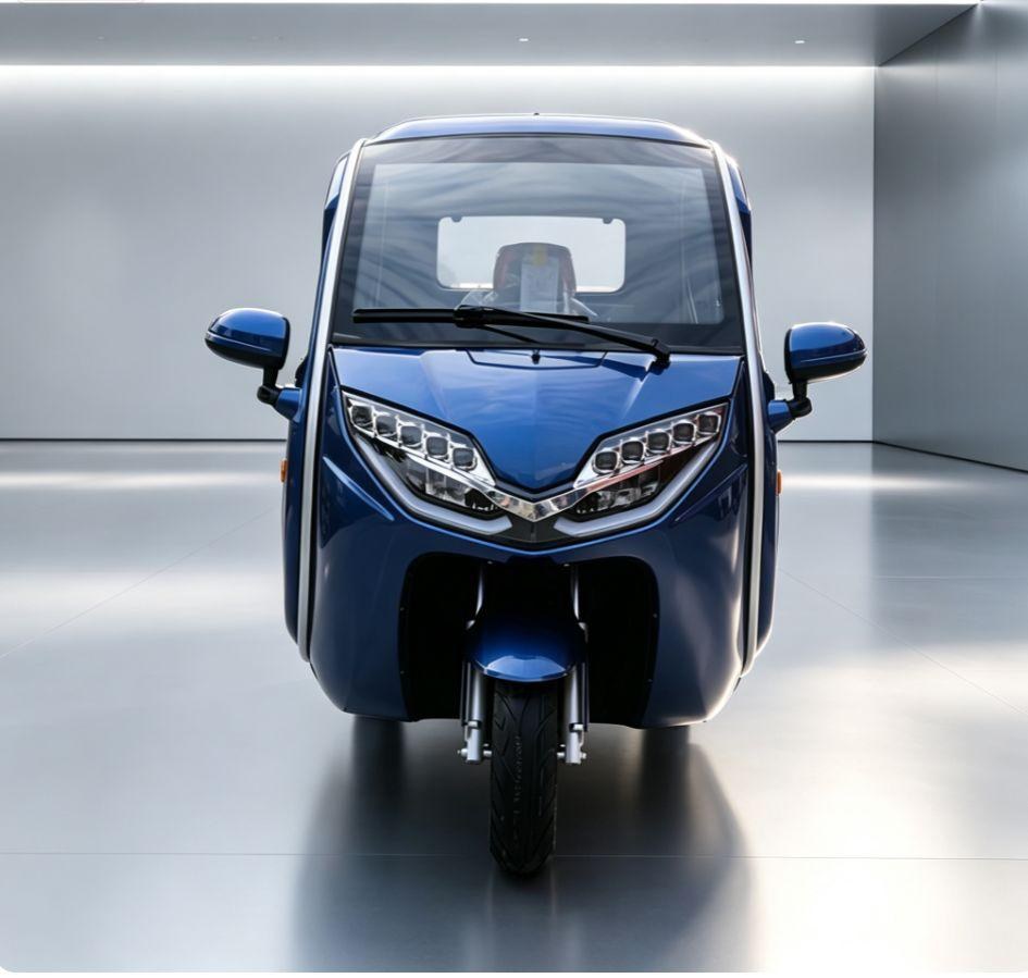 MICROAUTO EV1 w kolorze niebieskim, widok z przodu w salonie