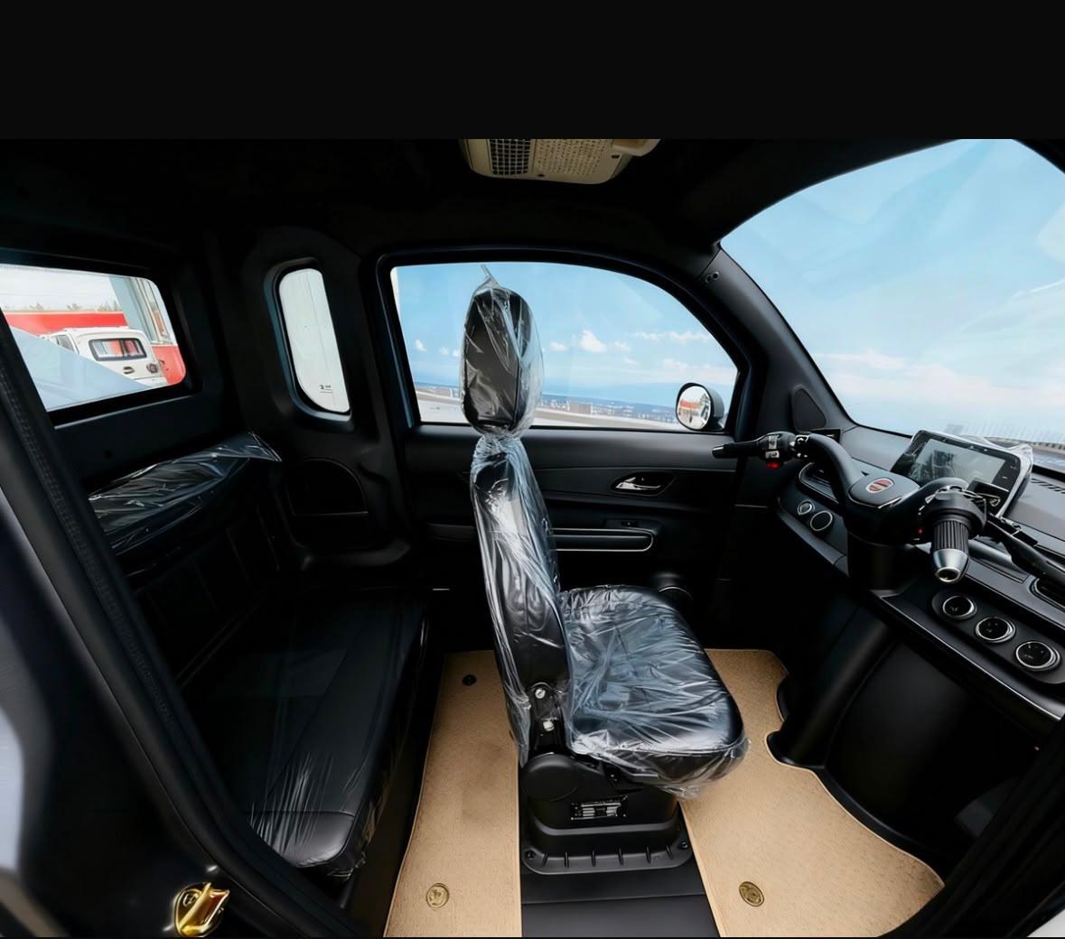 MICROAUTO EV1 w kolorze niebieskim, wnętrze kabiny