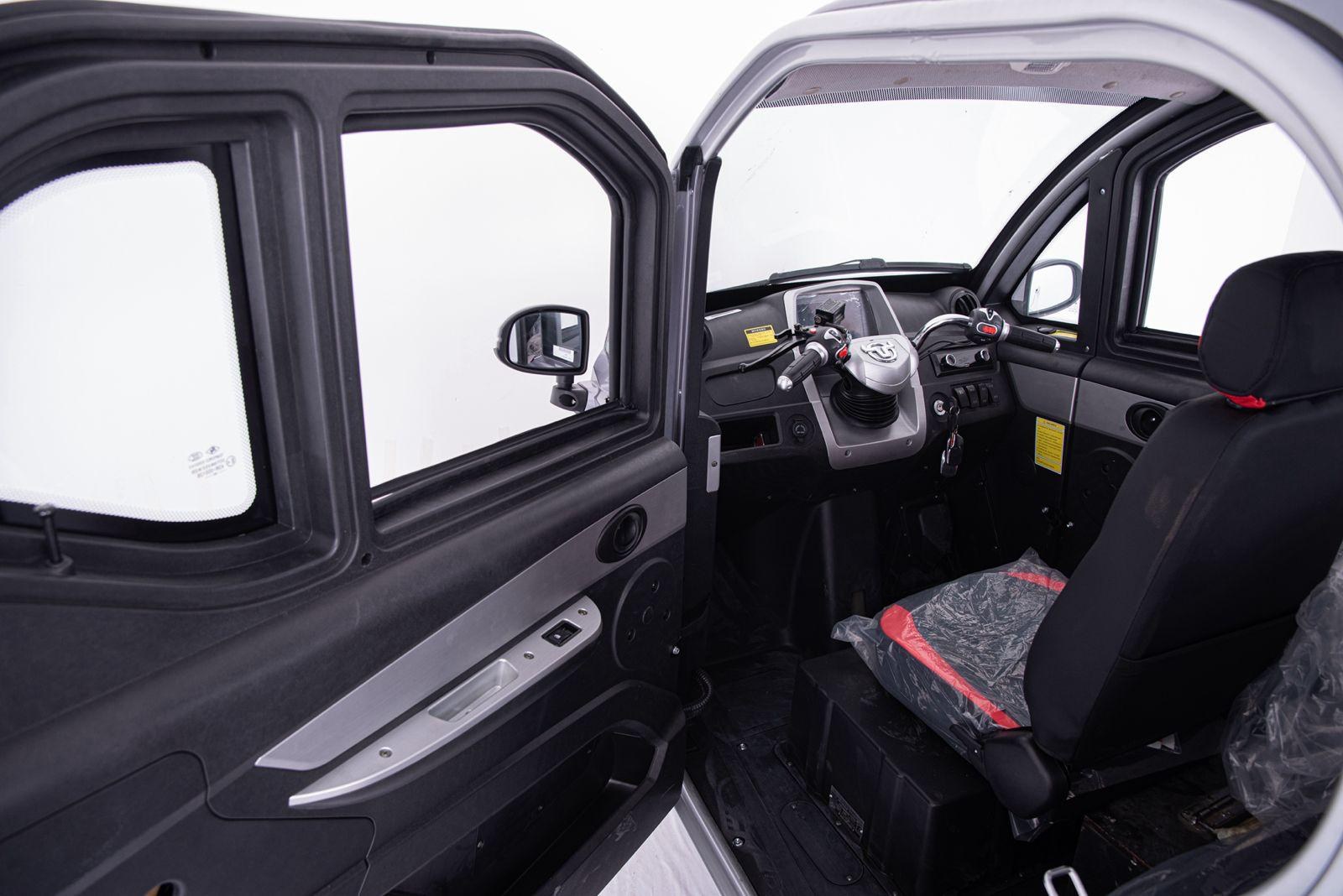 MICROAUTO EV1 w kolorze niebieskim, wnętrze widziane przez otwarte drzwi